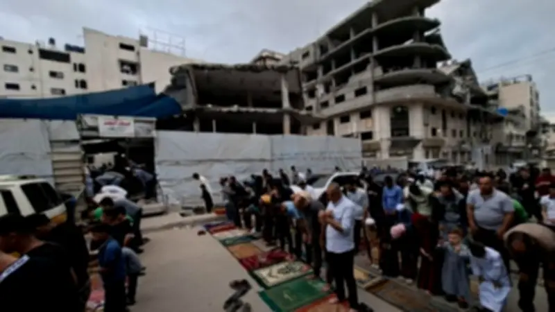 فلسطينيون يصلون عيد الأضحى على أنقاض المساجد بغزة
