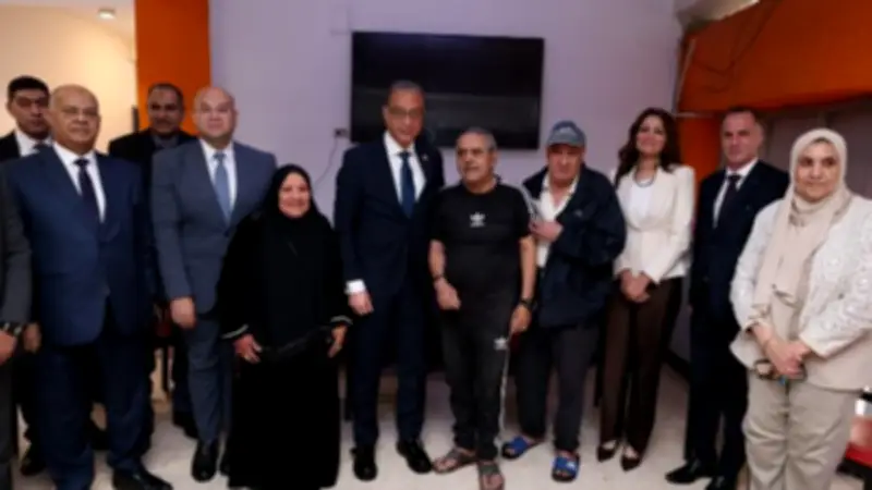 محافظ الجيزة يزور دار مسنين ويوزع هدايا العيد على النزلاء
