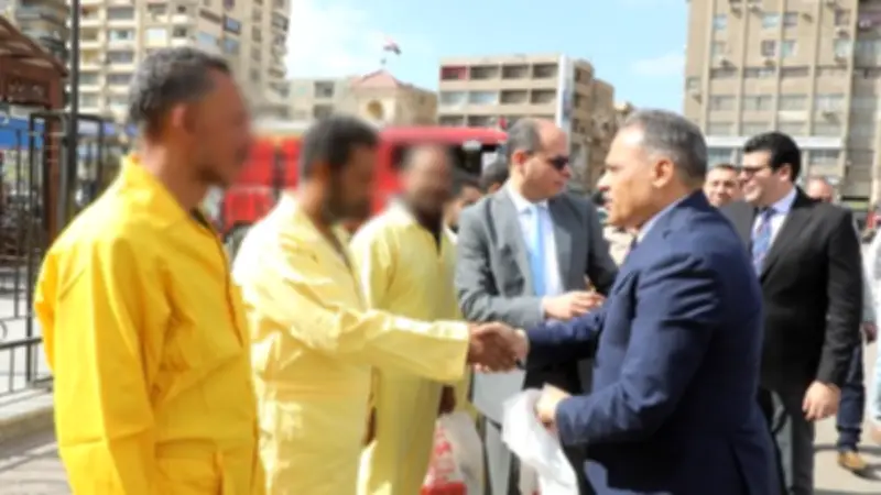 محافظ الشرقية يوزع لحوم صكوك الأضاحي على عمال تحسين البيئة بالزقازيق