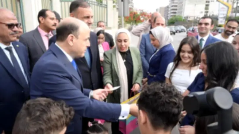 محافظ الغربية يوزع هدايا الرئيس السيسي على الأطفال احتفالاً بعيد الأضحى