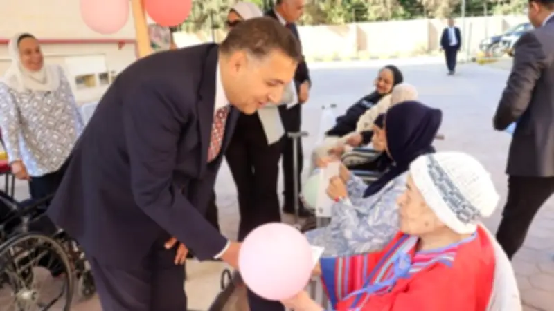 محافظ القليوبية يشارك نزيلات دار المسنات فرحة عيد الأضحى بالعبور