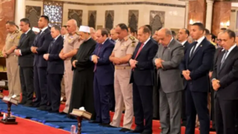 السيسي يؤدي صلاة عيد الأضحى بالعاصمة الجديدة ويشارك في ذبح الأضاحي