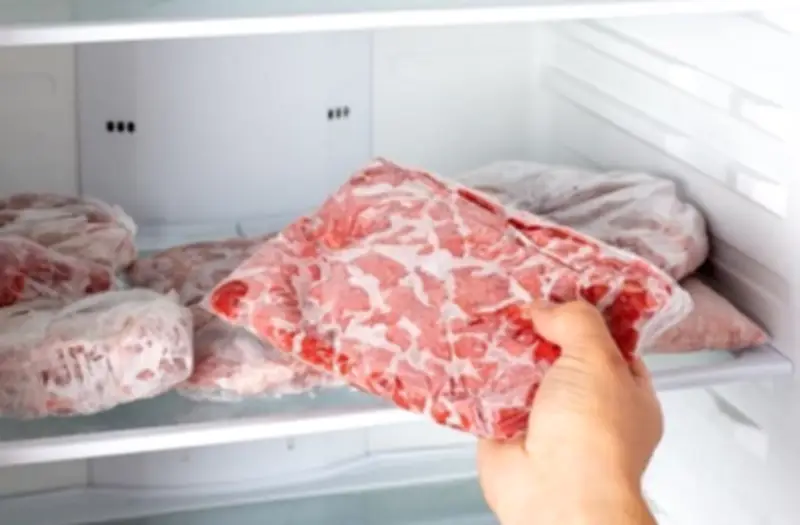 كيف تحفظ لحوم العيد بطريقة صحيحة من الذبح حتى الفريزر