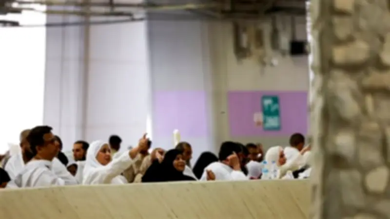 حجاج بيت الله الحرام يرمون جمرة العقبة في أول أيام عيد الأضحى