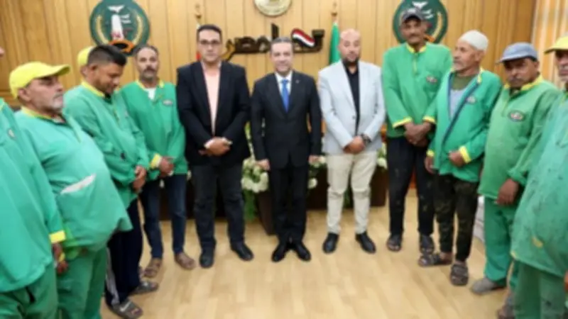 محافظ المنوفية يهنئ عمال النظافة بعيد الأضحى ويوزع بونات غذائية ومساعدات