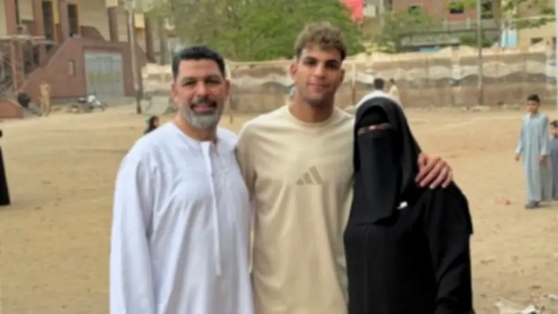 محمد السيد يحتفل بعيد الأضحى بالجلباب الأبيض برفقة عائلته