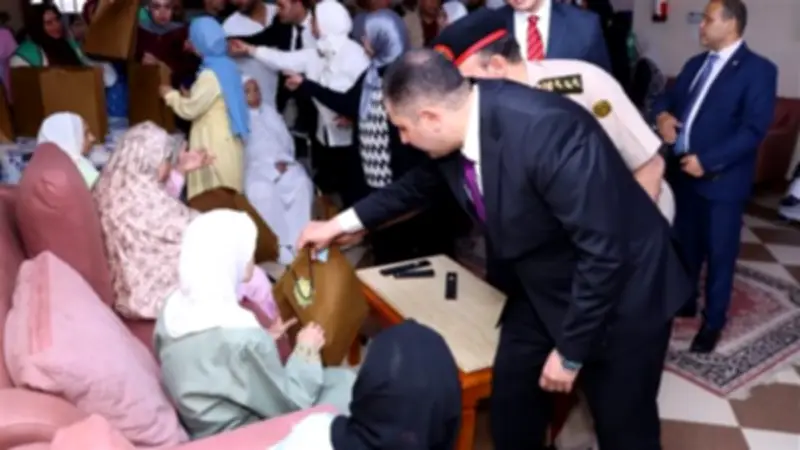 محافظ دمياط يضع رعاية كبار السن على رأس الأولويات خلال زيارة لدار المسنين