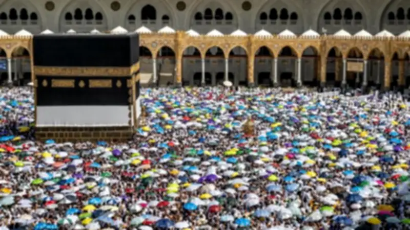 ضيوف الرحمن يؤدون طواف الإفاضة بالمسجد الحرام في أول أيام عيد الأضحى