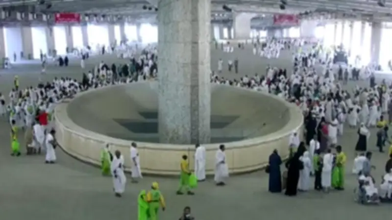 الحجاج يواصلون أعمال أول أيام التشريق برمي الجمرات والطواف