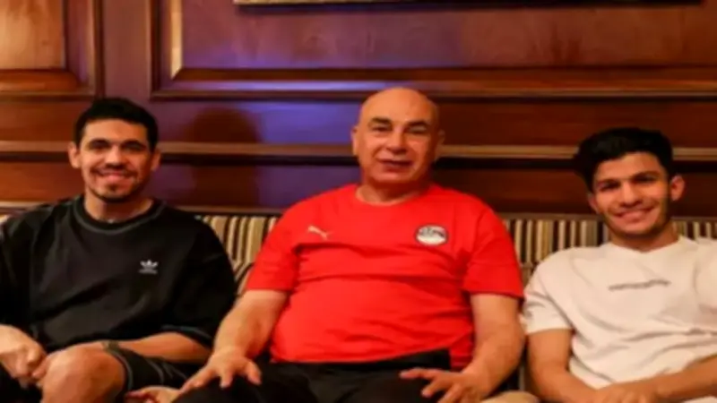 حسام حسن يستقبل إسلام عيسى ومحمد حمدي في معسكر المنتخب ويتمنى لهما الشفاء