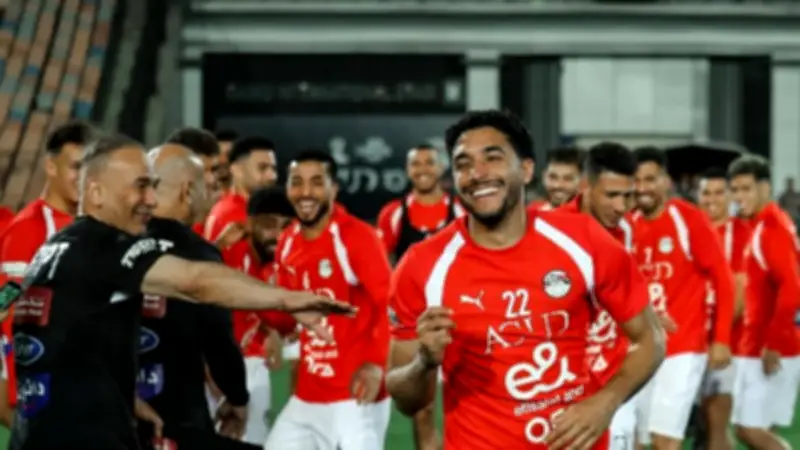 ممر شرفي في تدريب المنتخب احتفالاً بمرموش والمنضمين الجدد