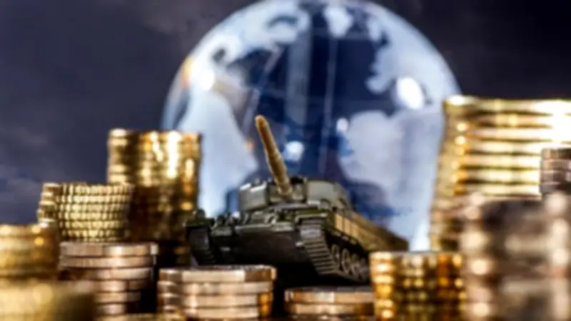 تراجع طفيف في الذهب واستقرار الدولار والبورصة تصعد بأول أيام العيد