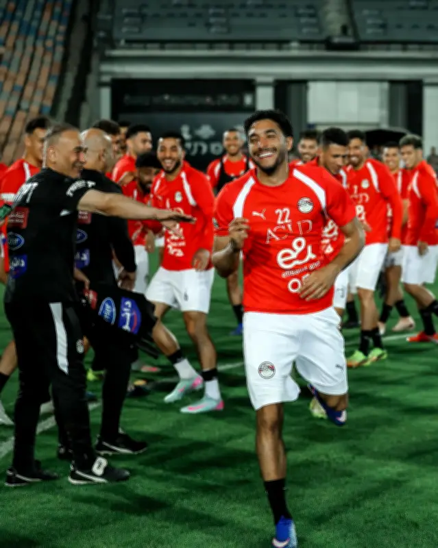 ممر شرفي في تدريب المنتخب الوطني احتفالاً بمرموش واللاعبين الجدد