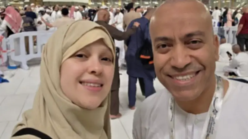 سامح حسين وزوجته يؤديان مناسك الحج في أجواء روحانية
