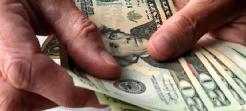 الدولار الأمريكي يستقر قرب أعلى مستوياته في أسبوع بدعم من التوترات الجيوسياسية