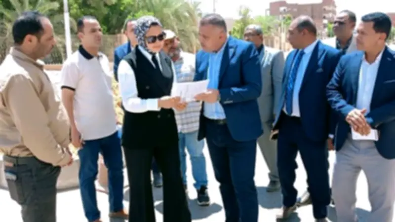 محافظ الوادي الجديد تتابع توسعة طريق موط والقصر وتطوير ميدان الشعراوي