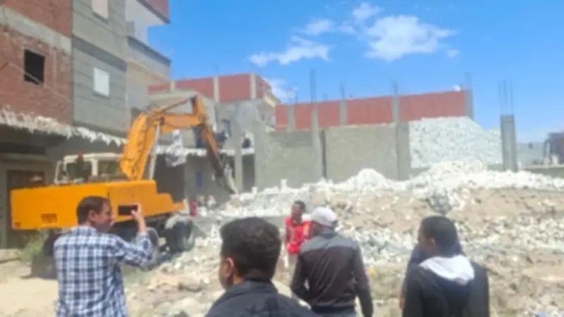 حملات مكثفة لإزالة البناء المخالف بأحياء الإسكندرية في ثاني أيام العيد