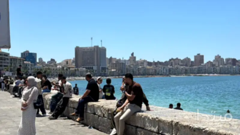 مع ارتفاع درجات الحرارة: الكورنيش ملاذ الإسكندرانية في ثاني أيام العيد