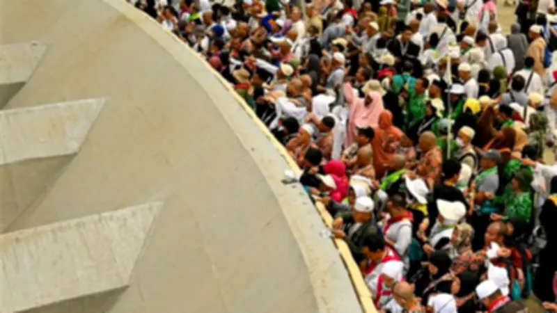 ضيوف الرحمن يواصلون رمي الجمرات في أول أيام التشريق بيسر وأمان