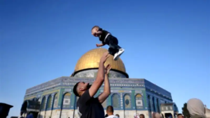 فلسطينيون يحتفلون بعيد الأضحى في المسجد الأقصى بالقدس