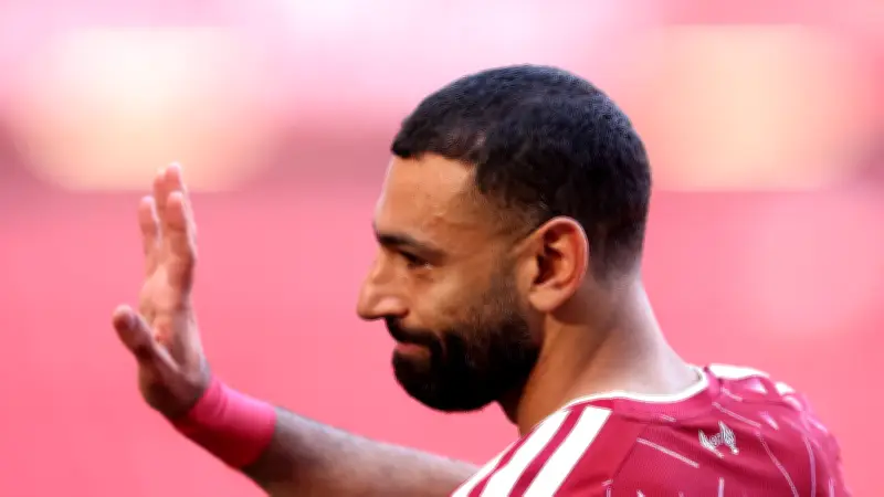 عملاق سعودي يحاول إقناع صلاح.. فهل يستجيب النجم المصري؟