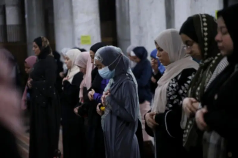 حكم التفات الأم لطفلها أثناء الصلاة.. دار الإفتاء توضح الضوابط