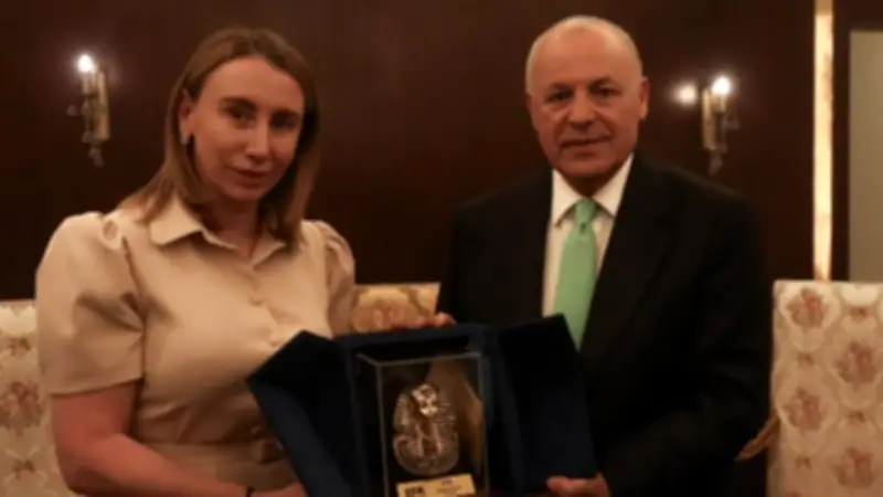 أبو ريدة يتبادل الدروع التذكارية مع رئيسة بعثة منتخب روسيا قبل المباراة