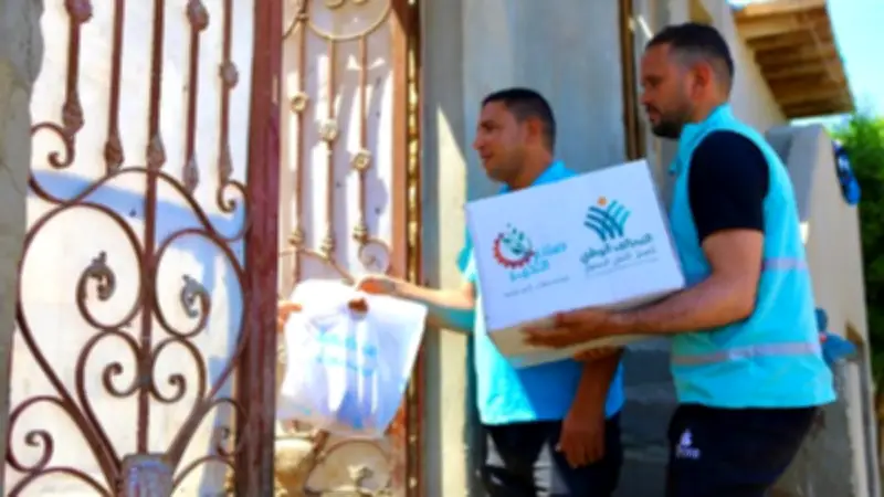 صناع الخير توزع كراتين غذائية ولحوم أضاحي على الأسر الأولى بالرعاية
