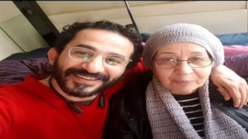 سبب وفاة والدة أحمد حلمي: مرض الشيخوخة ومخاطره
