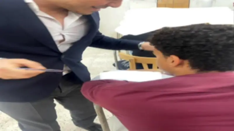 ضبط طالب بكلية الحقوق في أسيوط يستخدم سماعة إلكترونية للغش في الامتحان