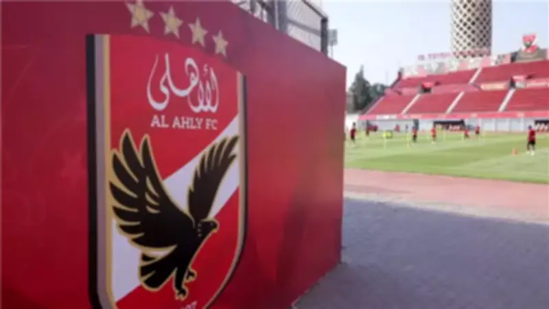الأهلي يرفض عودة أشرف داري ويخطط لبيعه أو تجديد إعارته