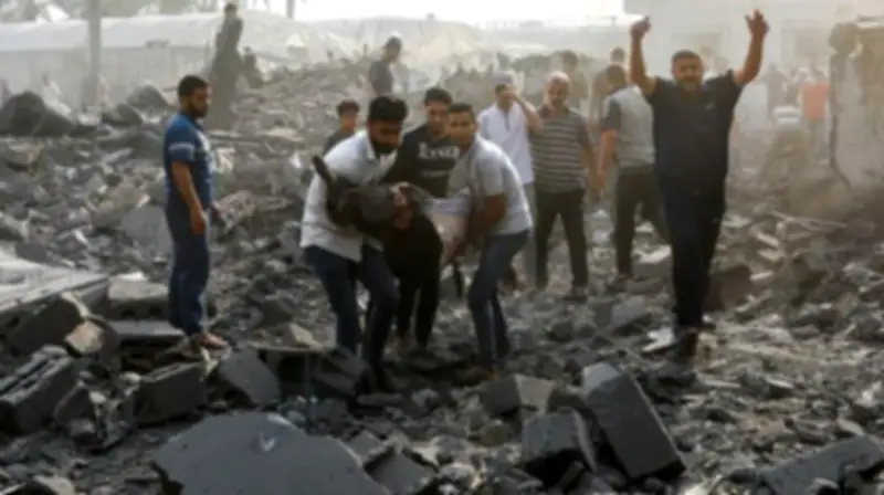 قصف إسرائيلي يستهدف منزلاً بمحيط مستشفى الأقصى ومستودعاً في المواصي بقطاع غزة