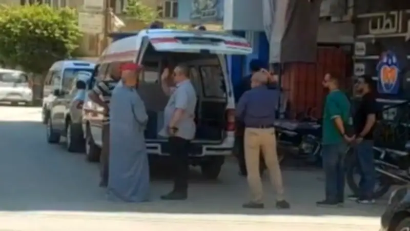 زوج شقيقة أحمد حلمي يصل المستشفى لاستلام جثمان والدته