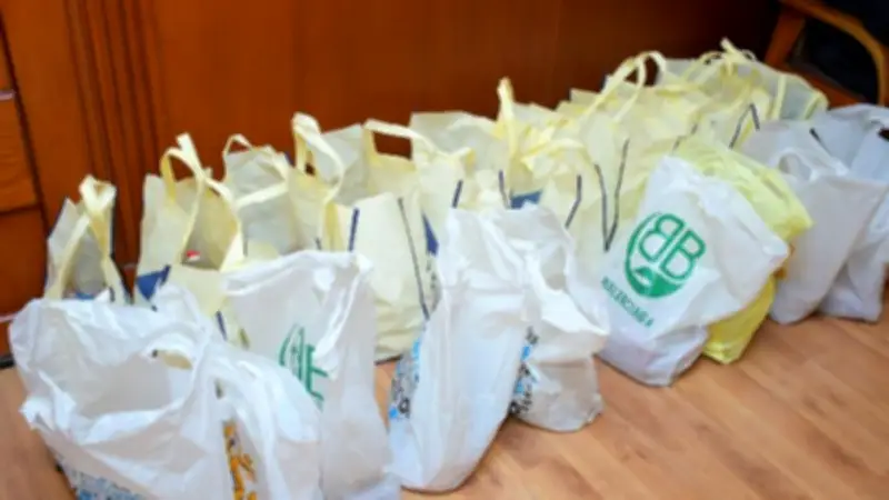 محافظ بورسعيد يواصل تقديم المساعدات للأسر الأولى بالرعاية في عيد الأضحى