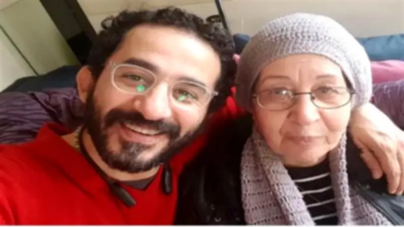 أحمد حلمي يصل بنها لتشييع جثمان والدته بعد صراع مع المرض