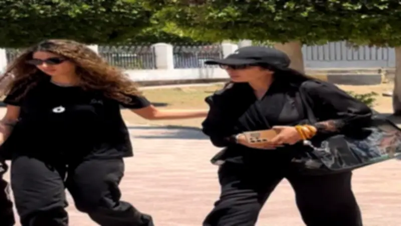 مشهد مؤثر.. منى زكي تساند زوجها أحمد حلمي في جنازة والدته
