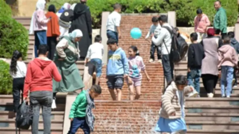 زوار الأزهر بارك يهربون من الحر بالظلال والمياه في ثالث أيام العيد
