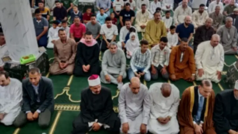 محافظ كفر الشيخ يفتتح مسجد صلاح الدين بدسوق بحضور المصلين