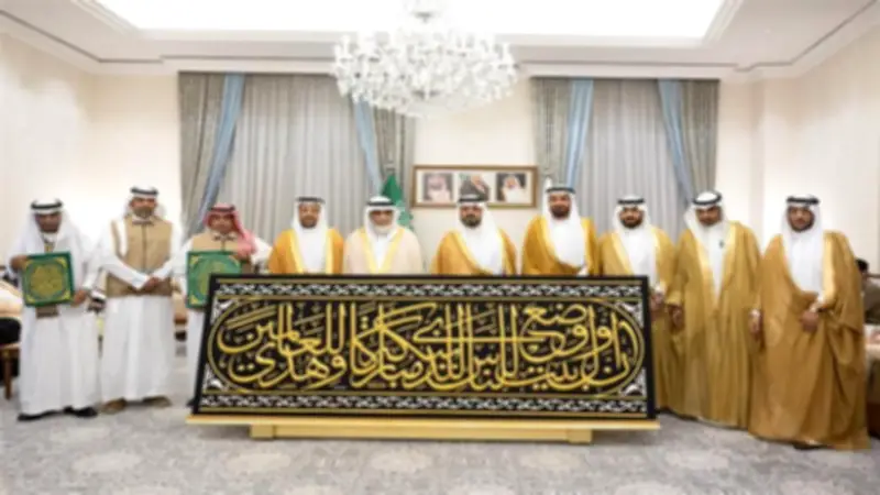 تسليم كسوة الكعبة المشرفة الجديدة إلى سدنة بيت الله الحرام تمهيداً لاستبدالها