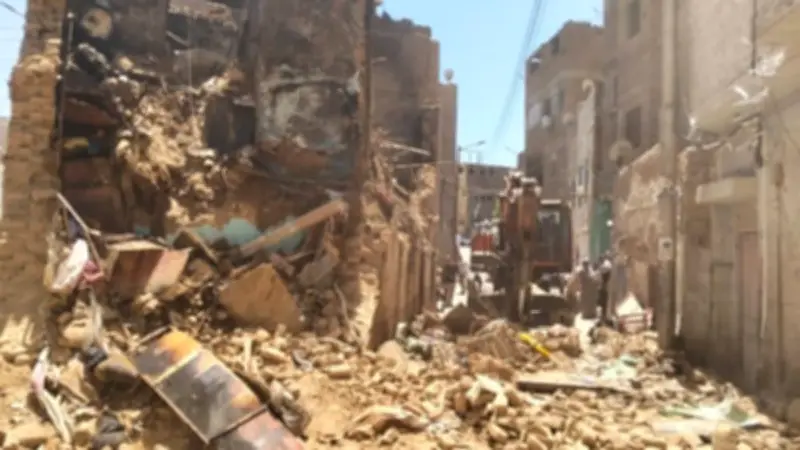 محافظة قنا تزيل منزلاً آيلاً للسقوط بحي السيد عبدالرحيم حفاظاً على الأرواح