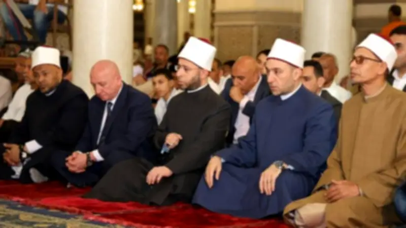 وزير الأوقاف يؤدي صلاة الجمعة بمسجد السيدة زينب بحضور حاشد