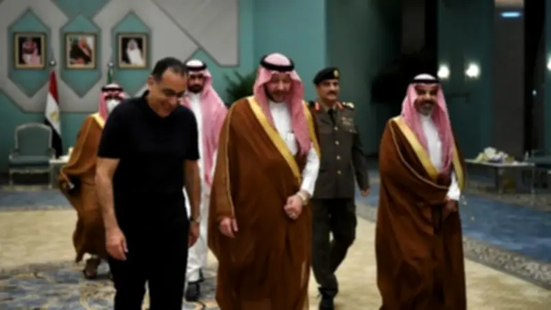 رئيس الوزراء يغادر المدينة المنورة بعد زيارة المسجد النبوي