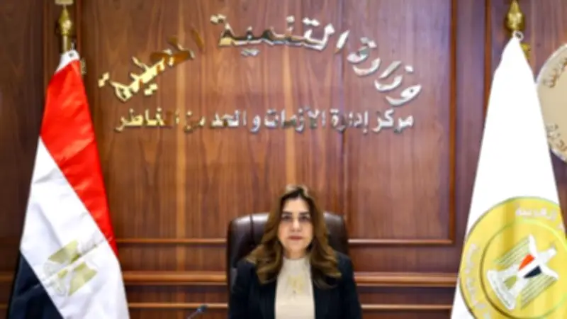 وزيرة التنمية المحلية تتابع حل شكاوى المواطنين بالعيد عبر الشبكة الوطنية