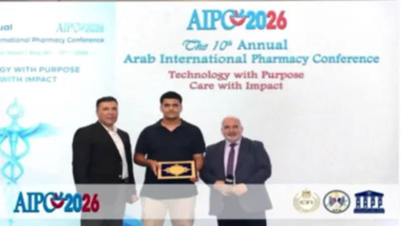 تكريم طالب ببرنامج الصيدلة الإكلينيكية بجامعة القاهرة الأهلية في مؤتمر دولي