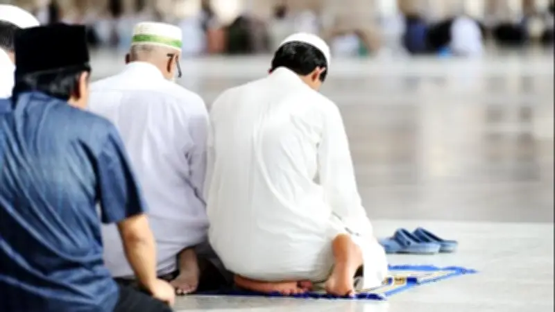 ضوابط تصحيح القراءة للإمام في الصلاة.. الإفتاء توضح