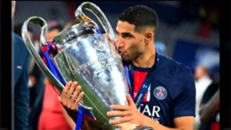 خالد بيومي يهنئ حكيمي بعد تتويج باريس بدوري أبطال أوروبا