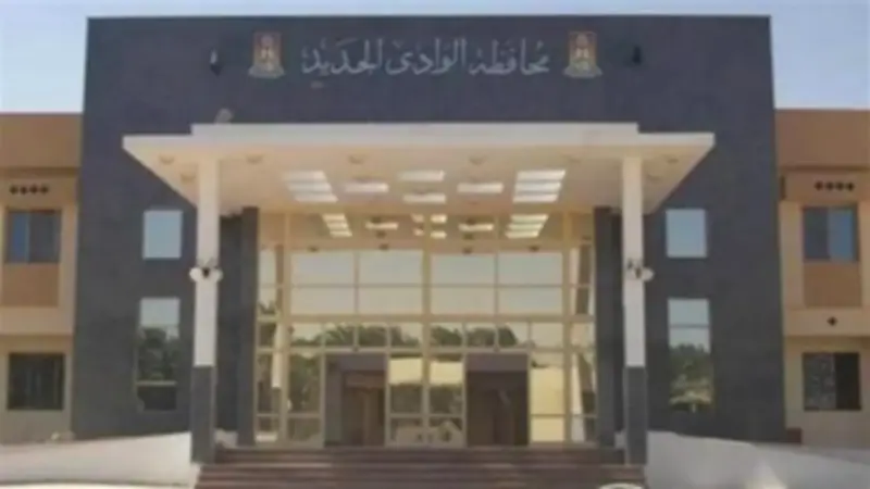 محافظ الوادي الجديد تتدخل لنقل ركاب أتوبيس معطل بالنقب الصحراوي