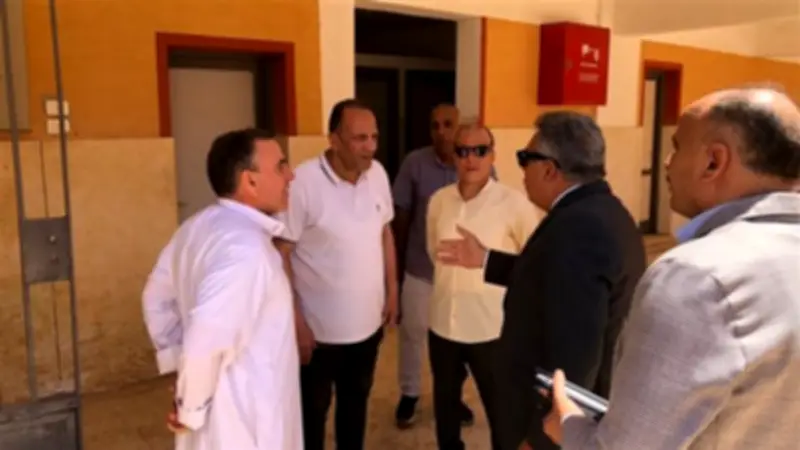 محافظ الدقهلية يحيل مسئولي مدرسة للتحقيق بسبب إضاءة النور نهارًا