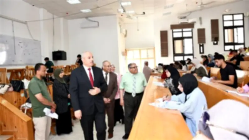 رئيس جامعة القناة يتفقد لجان امتحانات كلية التربية بعد عيد الأضحى