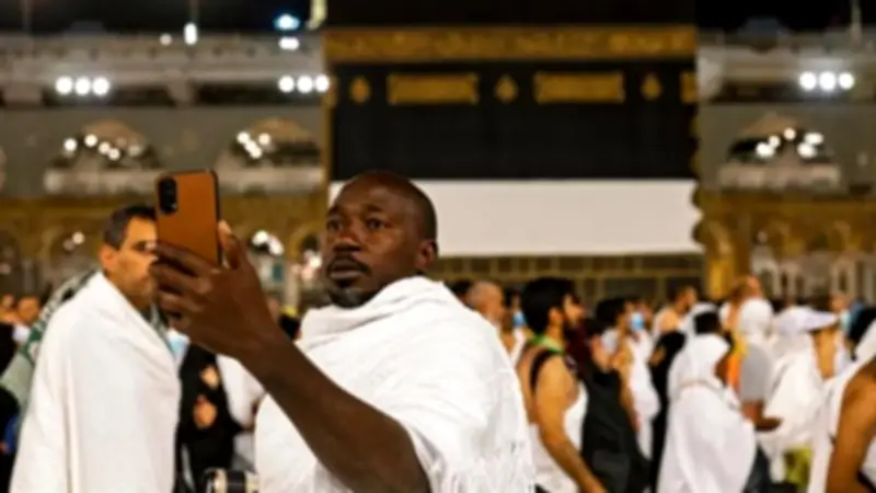 الإفتاء والأزهر يحسمان جدل التصوير أثناء الحج.. هل يفسد الشعيرة؟
